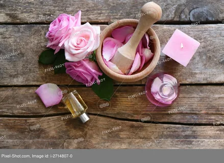 گلاب قمصر با عطر طبیعی و کیفیت سنتی